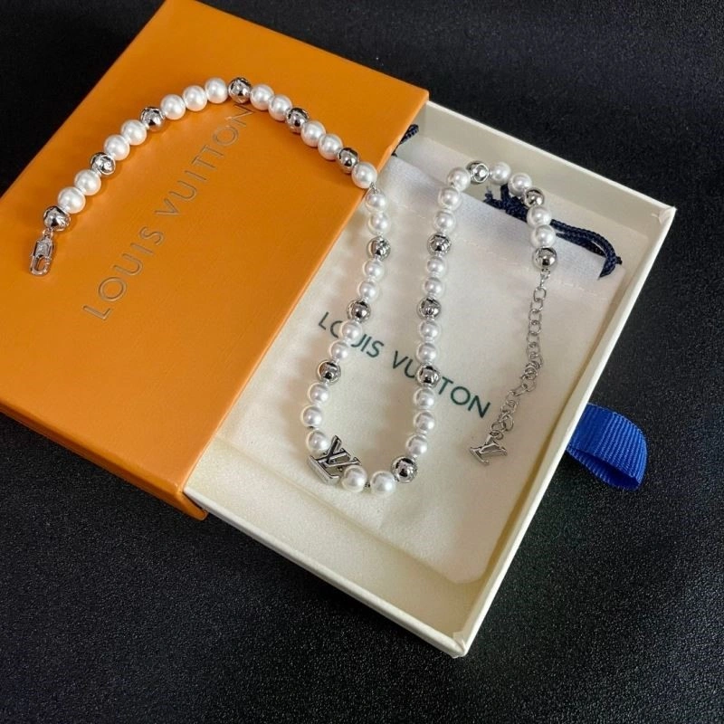 TechFriendly Louis Vuitton Necklaces 249701