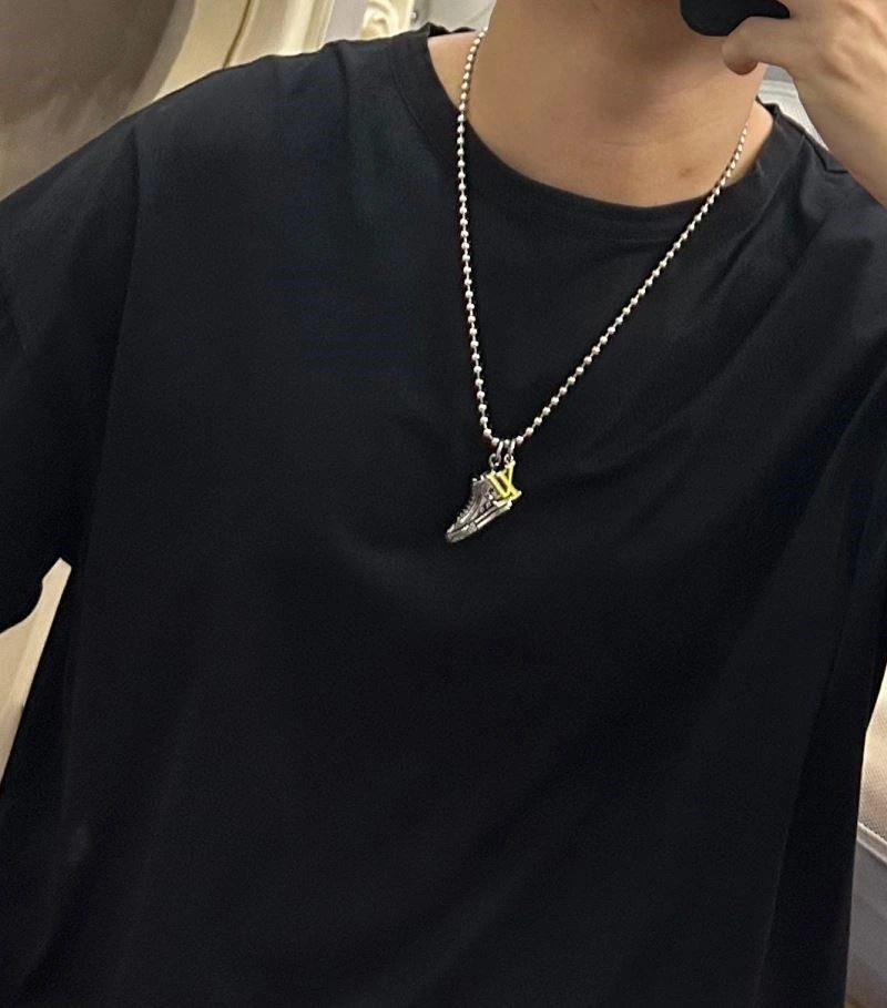 Comfortable Louis Vuitton Necklaces 249639