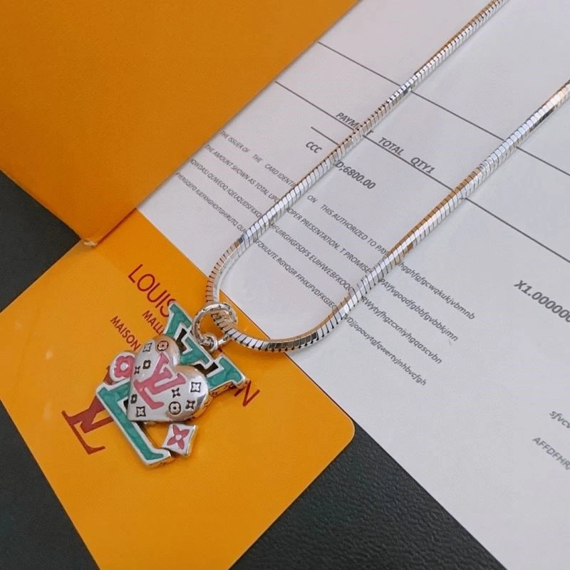 Supportive Louis Vuitton Necklaces 249416