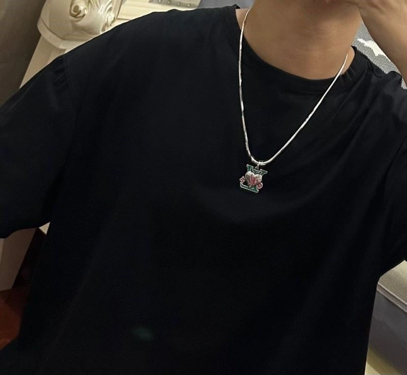 Supportive Louis Vuitton Necklaces 249416