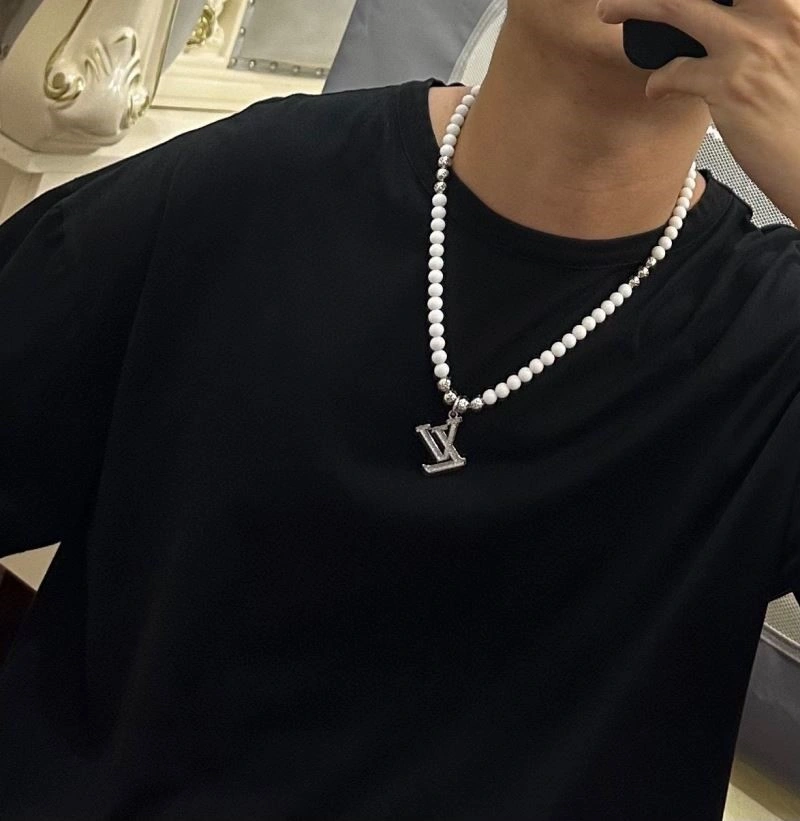 SmoothTexture Louis Vuitton Necklaces 249385