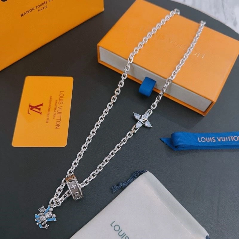 Versatile Louis Vuitton Necklaces 249375