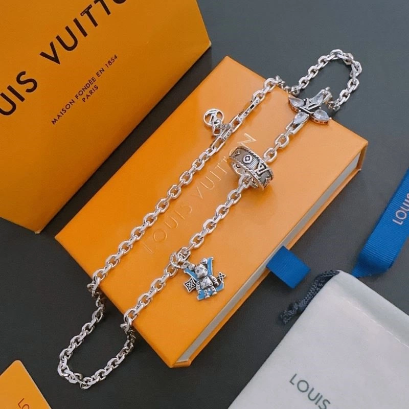 Versatile Louis Vuitton Necklaces 249375
