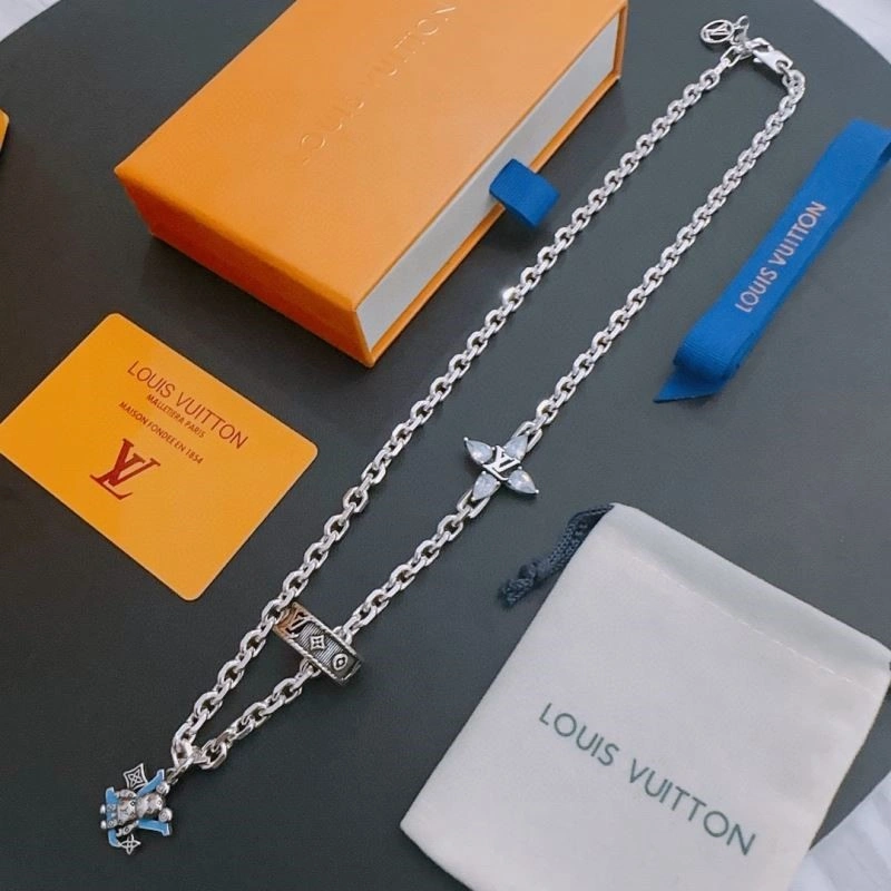 Versatile Louis Vuitton Necklaces 249375