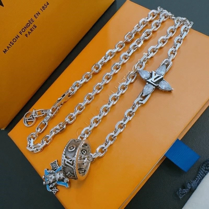 Versatile Louis Vuitton Necklaces 249375