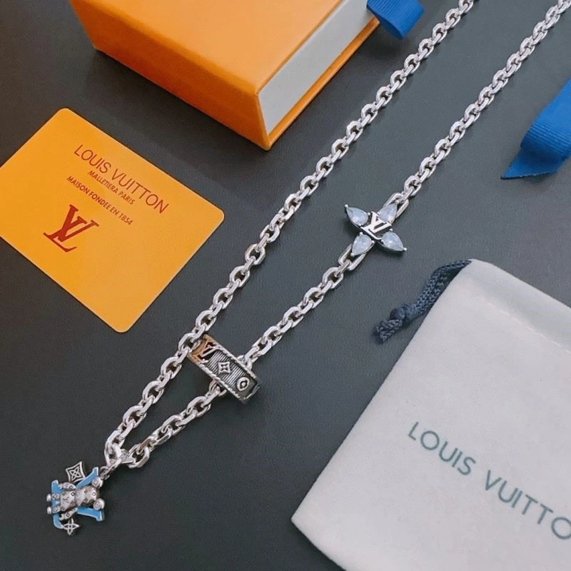 Versatile Louis Vuitton Necklaces 249375