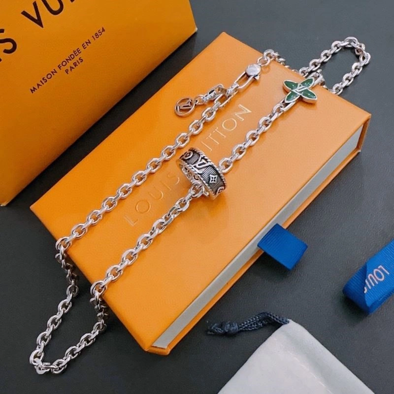 Louis Vuitton Necklaces Sophisticated 249358