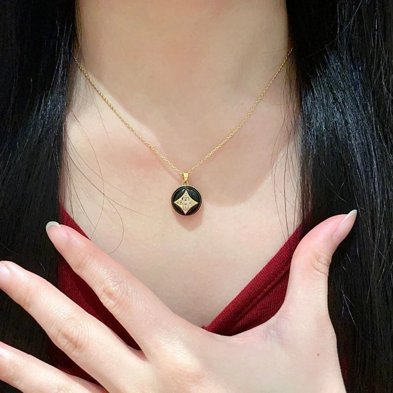 AllSeason Louis Vuitton Necklaces 249317