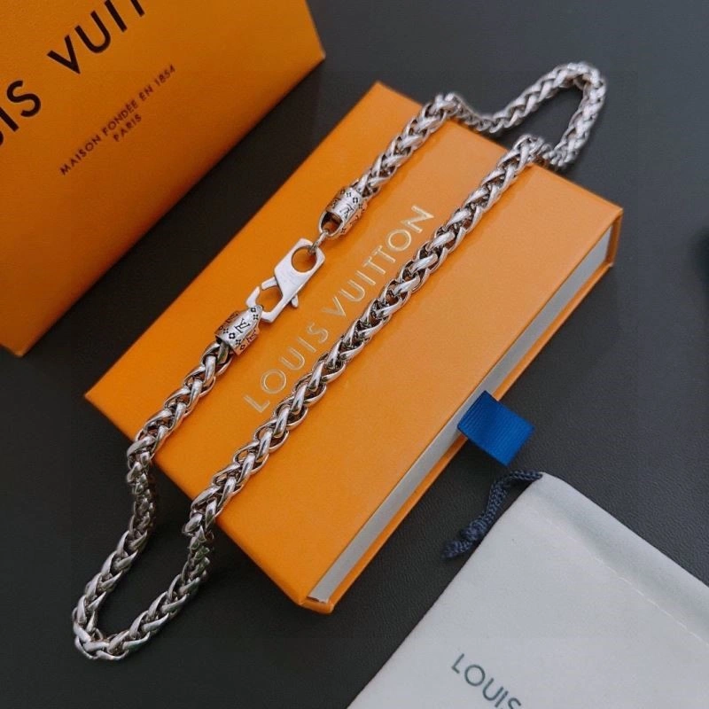 Louis Vuitton Necklaces Elegant 249325
