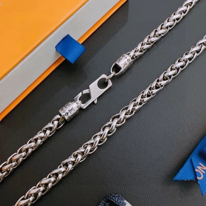 Louis Vuitton Necklaces Elegant 249325