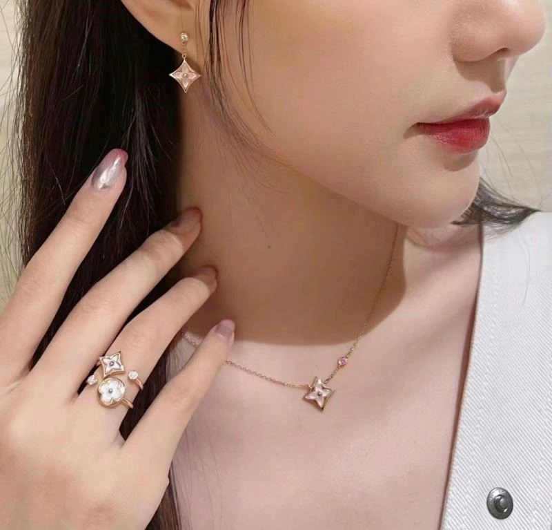 WeatherProof Louis Vuitton Necklaces 249320