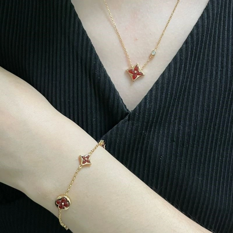 EyeCatching Louis Vuitton Necklaces 249309