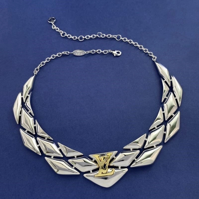 Functional Louis Vuitton Necklaces 249300