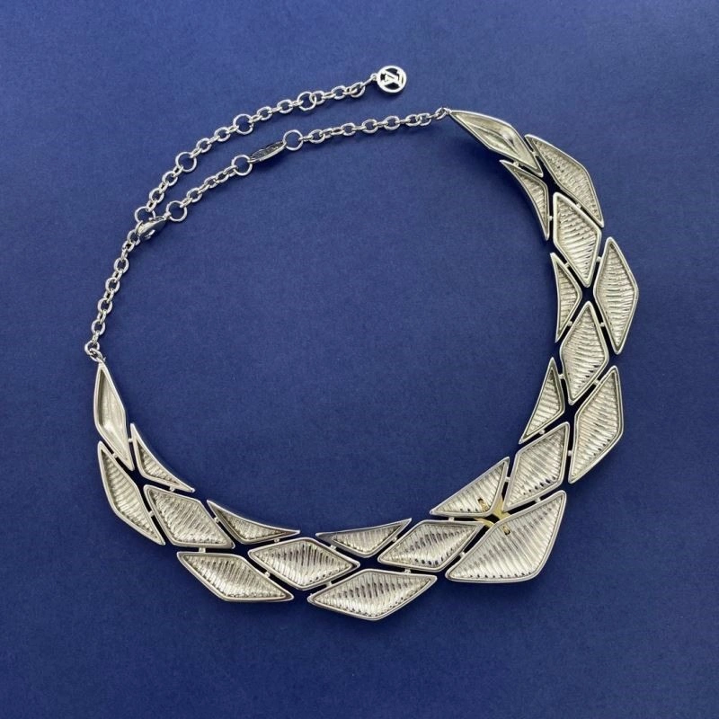 Functional Louis Vuitton Necklaces 249300