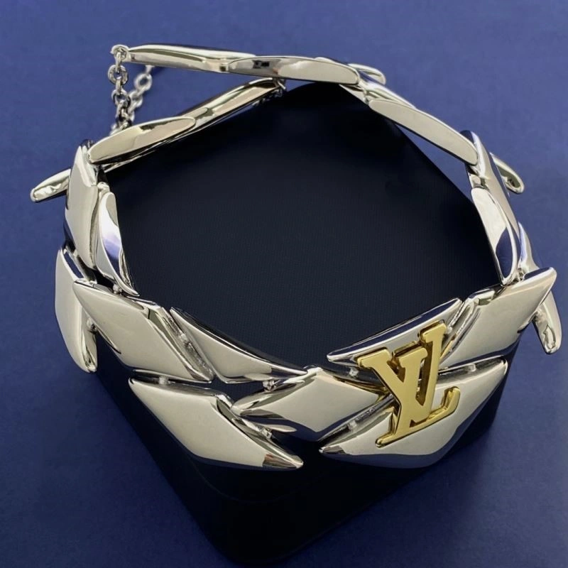 Functional Louis Vuitton Necklaces 249300