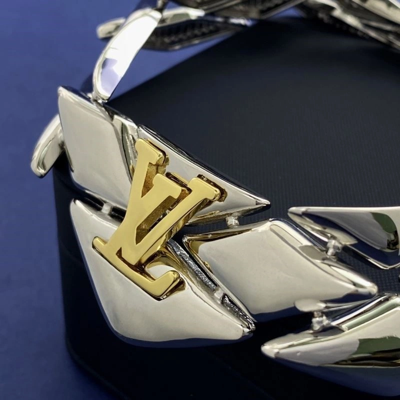 Functional Louis Vuitton Necklaces 249300