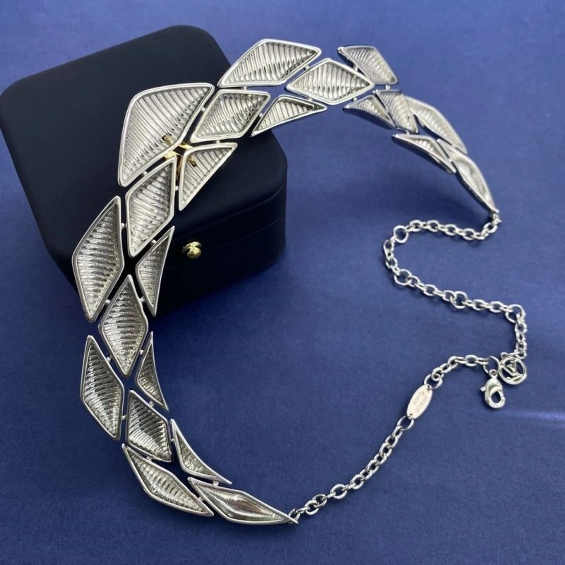 Functional Louis Vuitton Necklaces 249300