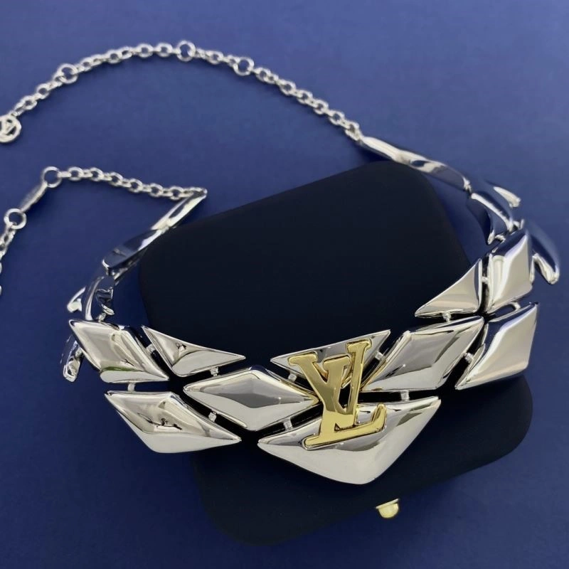 Functional Louis Vuitton Necklaces 249300