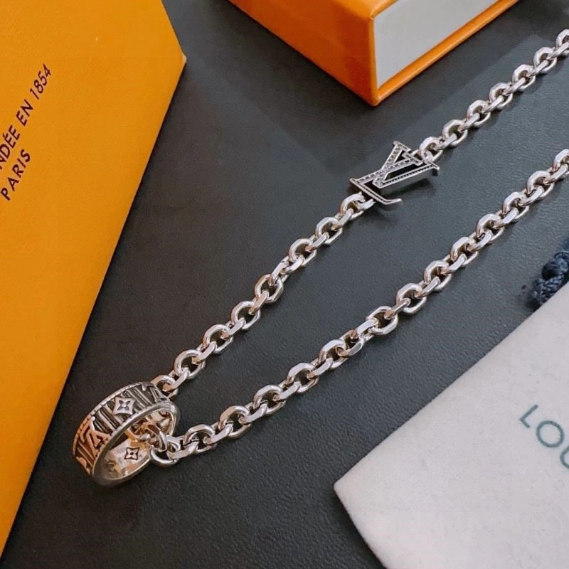 MoistureWicking Louis Vuitton Necklaces 249303
