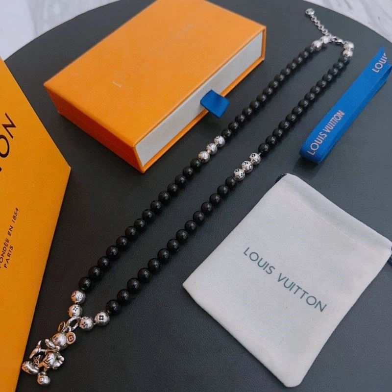 Louis Vuitton Necklaces Practical 249260
