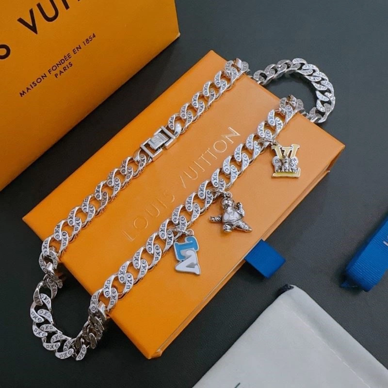 Louis Vuitton Necklaces Neat 249257