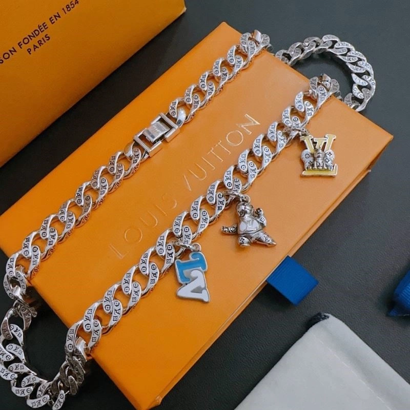 Louis Vuitton Necklaces Neat 249257