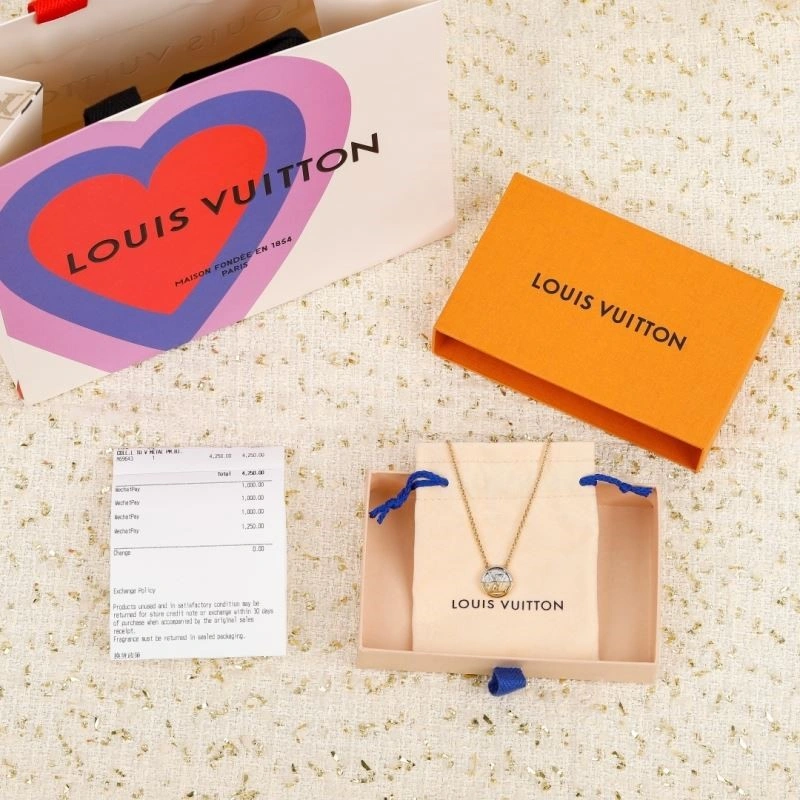 WaterResistant Louis Vuitton Necklaces 249249