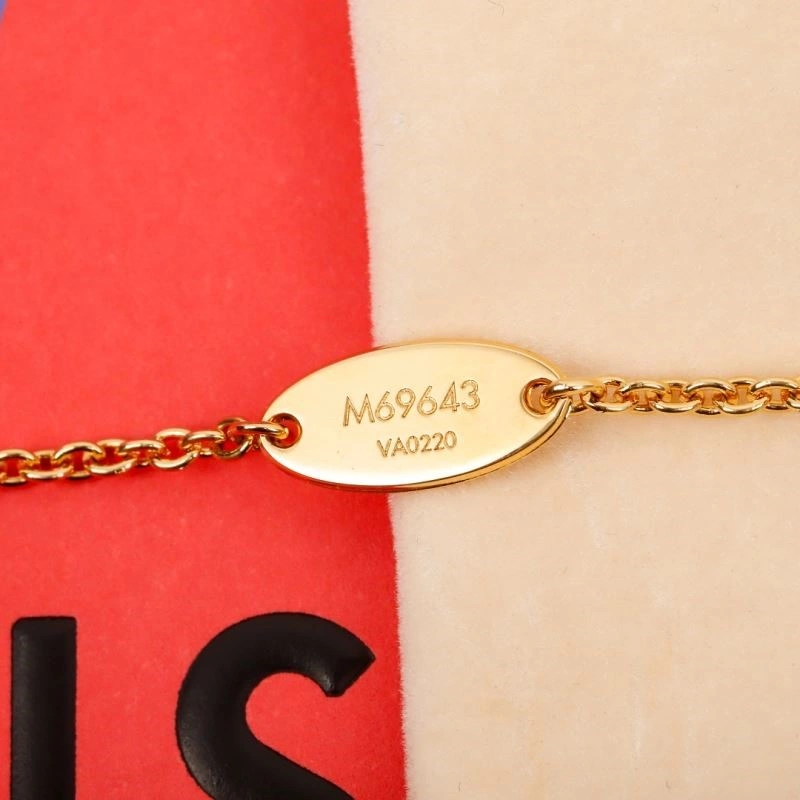 WaterResistant Louis Vuitton Necklaces 249249
