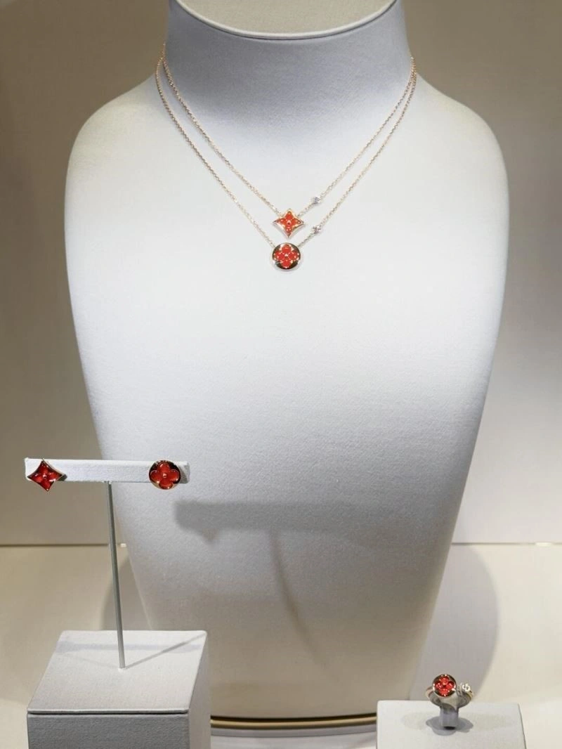 Louis Vuitton Necklaces Attractive 249227