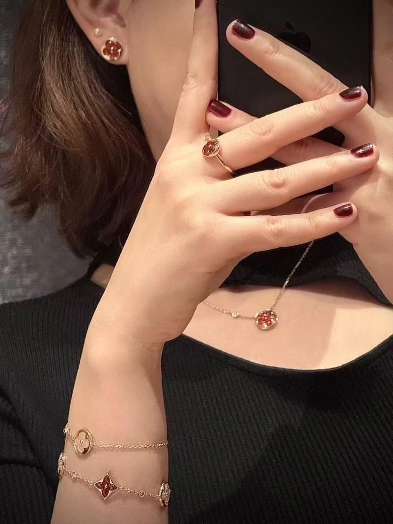 Louis Vuitton Necklaces Attractive 249227