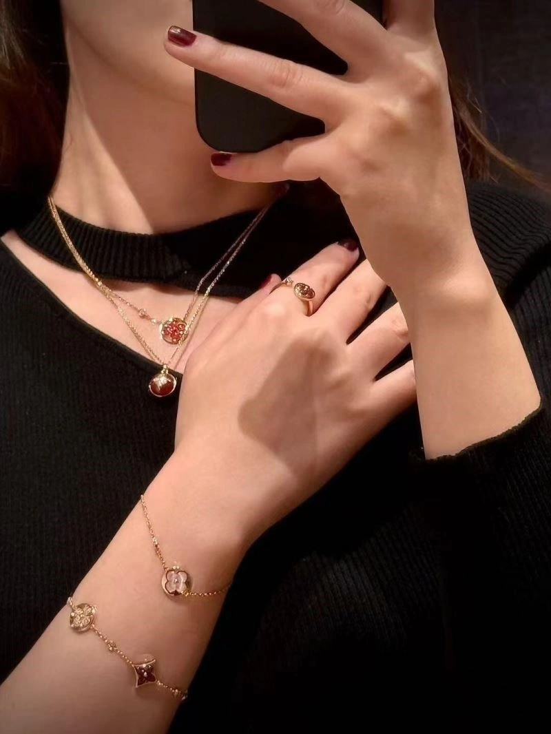 Louis Vuitton Necklaces Attractive 249227