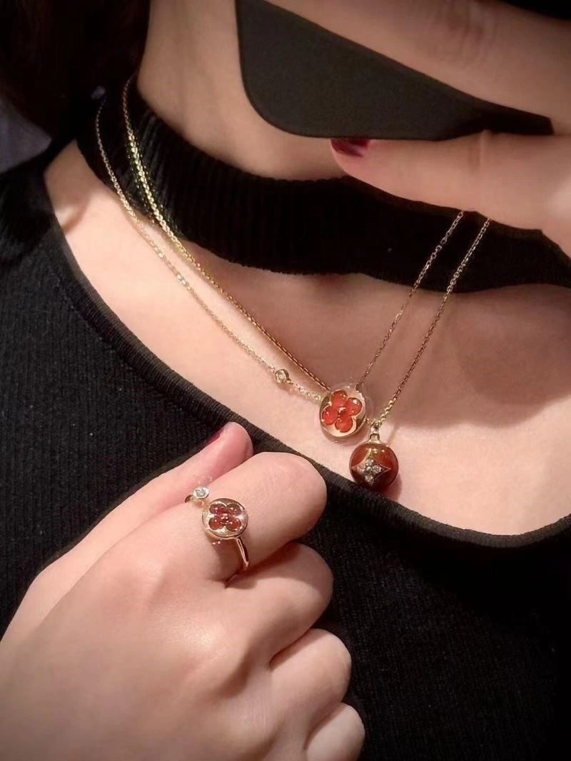 Louis Vuitton Necklaces Attractive 249227