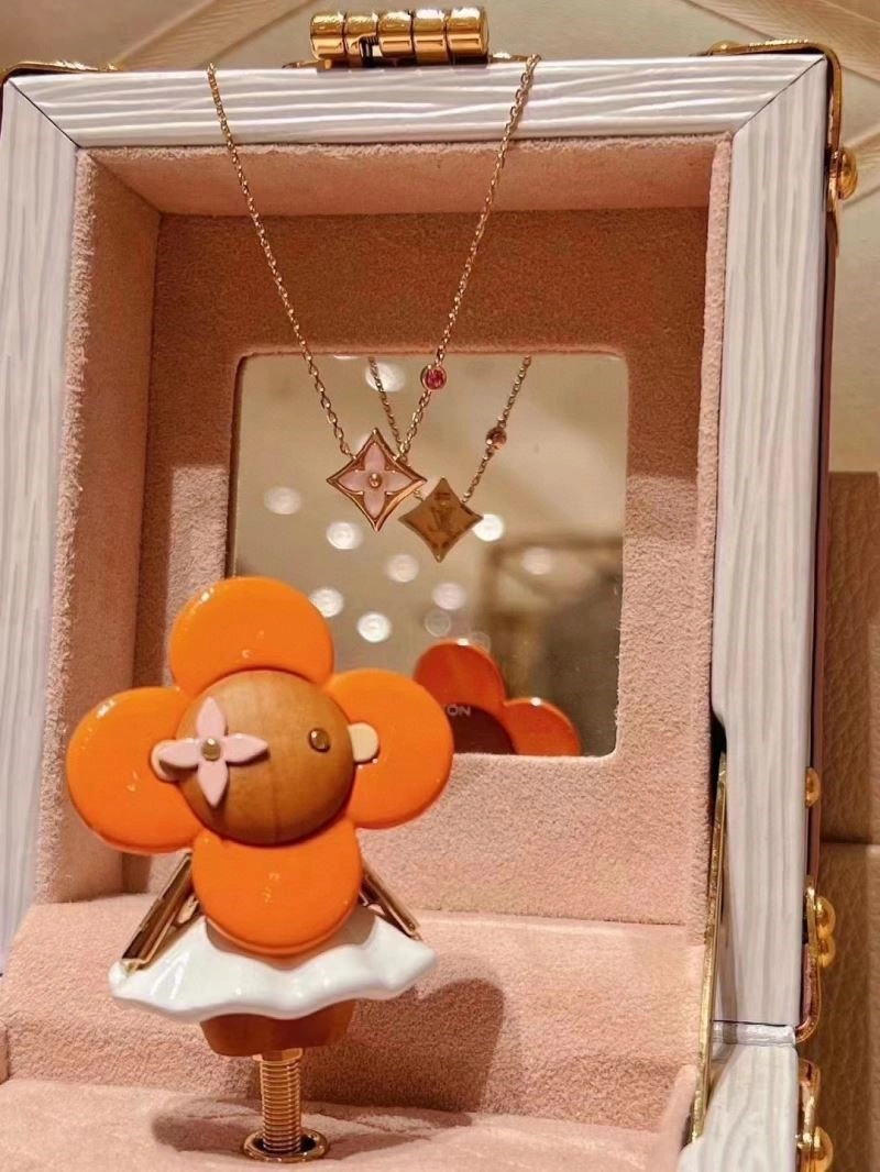 Louis Vuitton Necklaces Flexible 249212