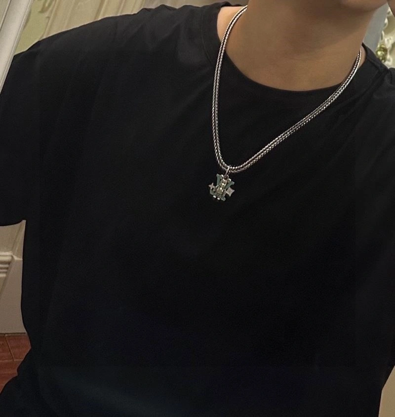 Minimalist Louis Vuitton Necklaces 248975