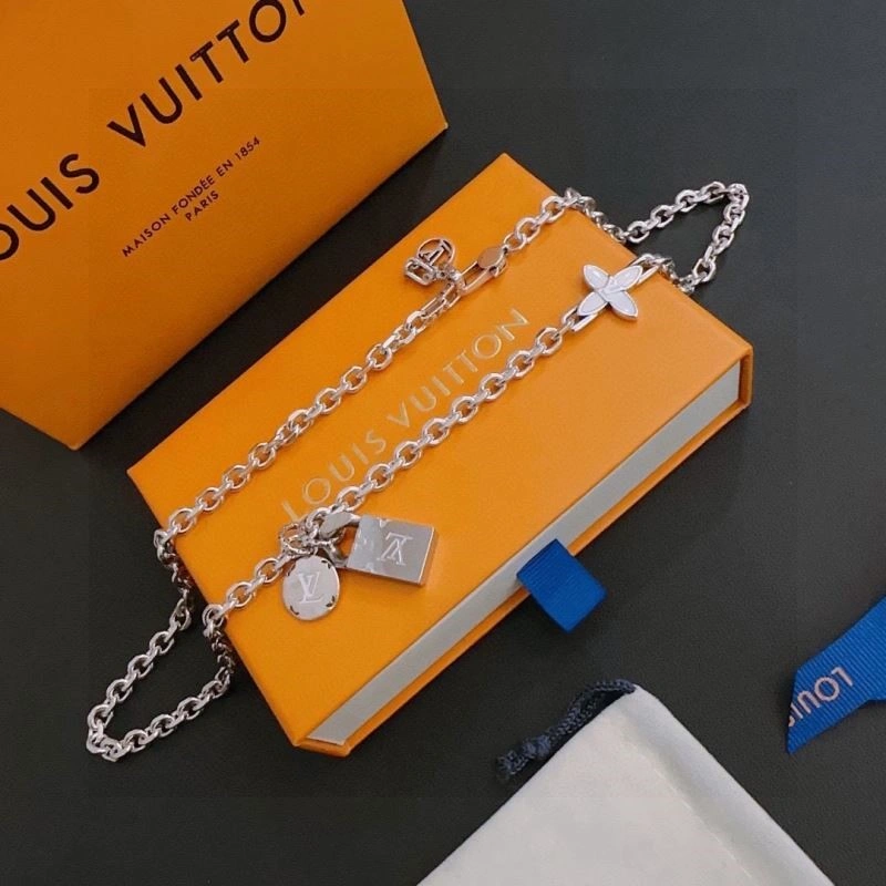 WeatherProof Louis Vuitton Necklaces 248970