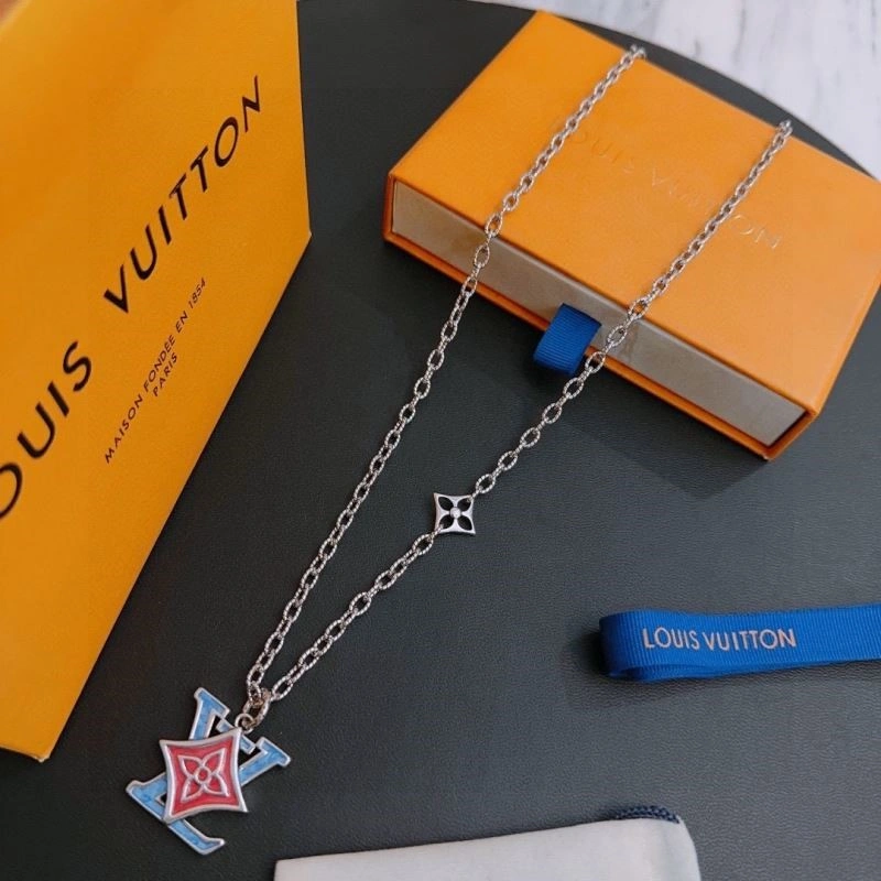 Compact Louis Vuitton Necklaces 248955