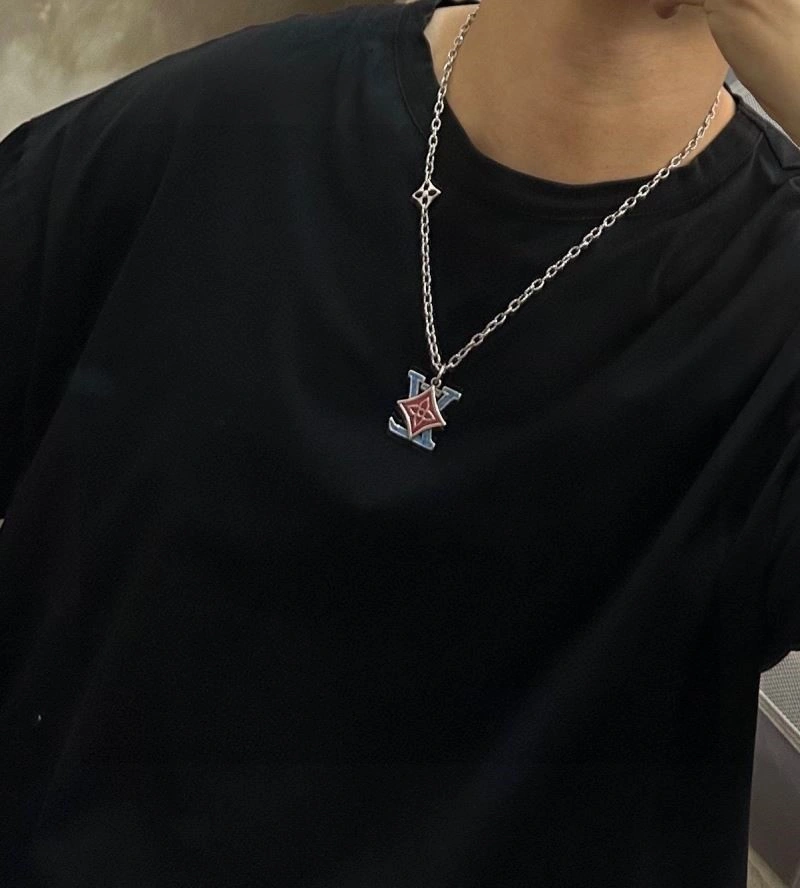 Compact Louis Vuitton Necklaces 248955