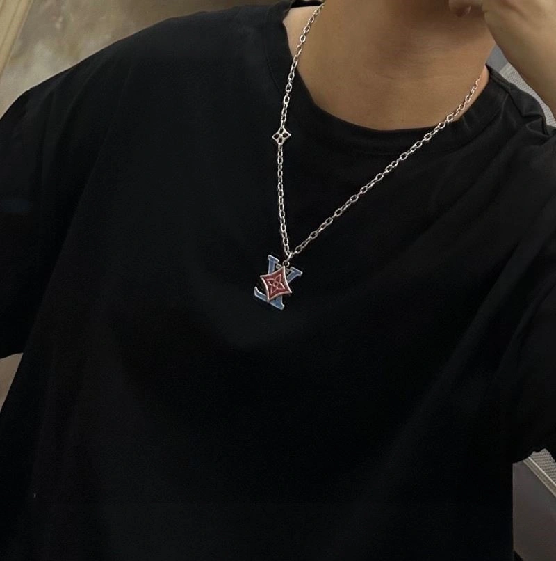 Compact Louis Vuitton Necklaces 248955