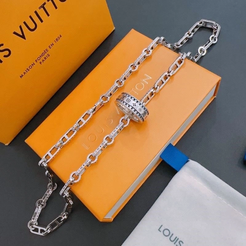Affordable Louis Vuitton Necklaces 248951