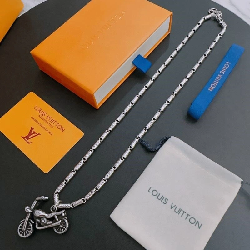 Minimalist Louis Vuitton Necklaces 248922