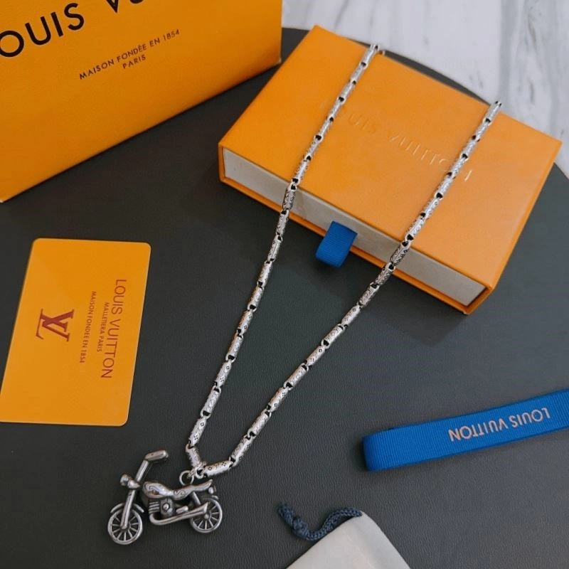 Minimalist Louis Vuitton Necklaces 248922