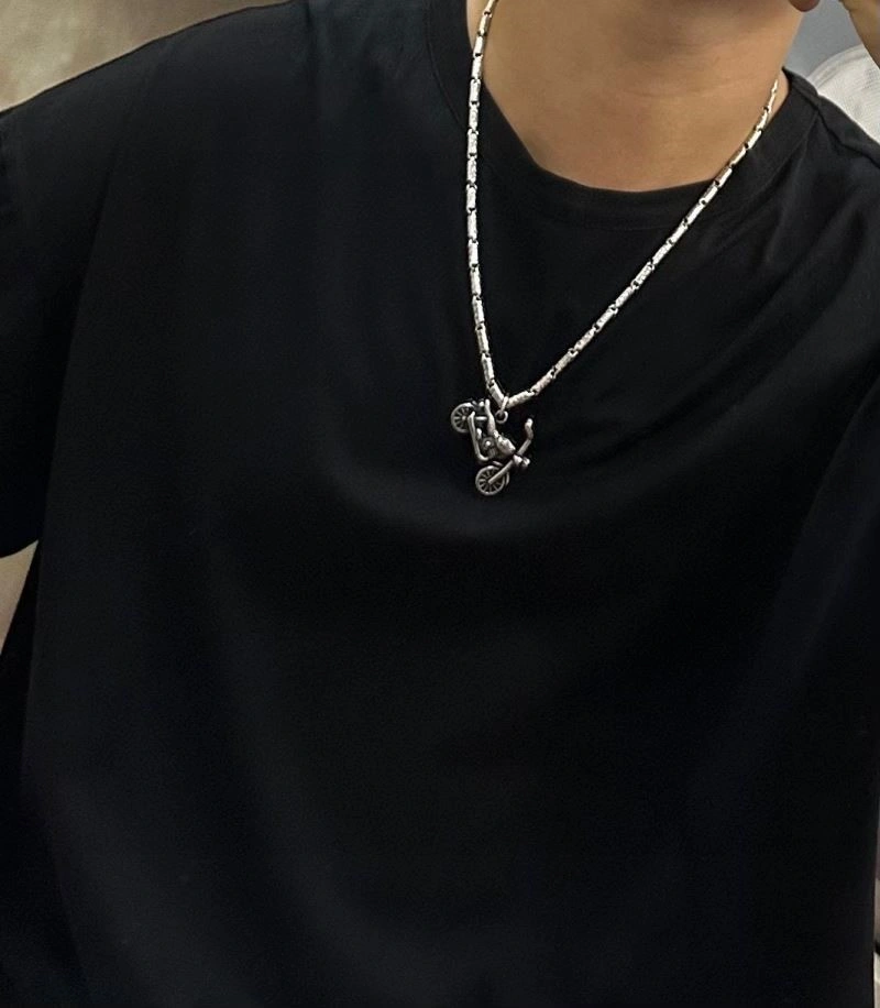 Minimalist Louis Vuitton Necklaces 248922