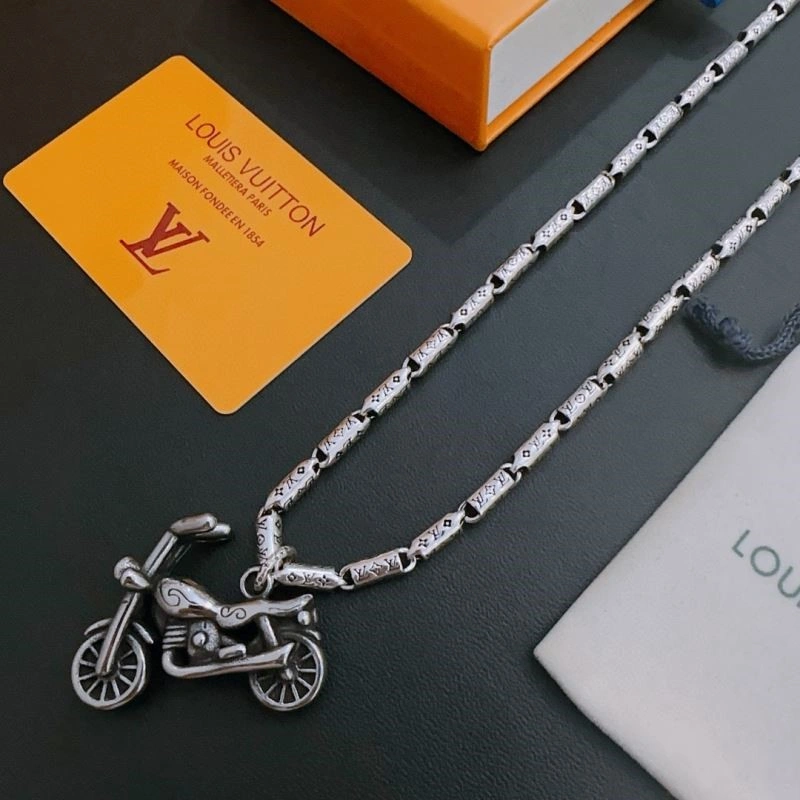 Minimalist Louis Vuitton Necklaces 248922