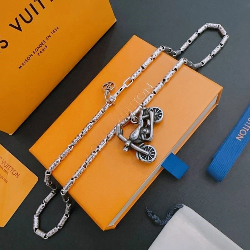 Minimalist Louis Vuitton Necklaces 248922
