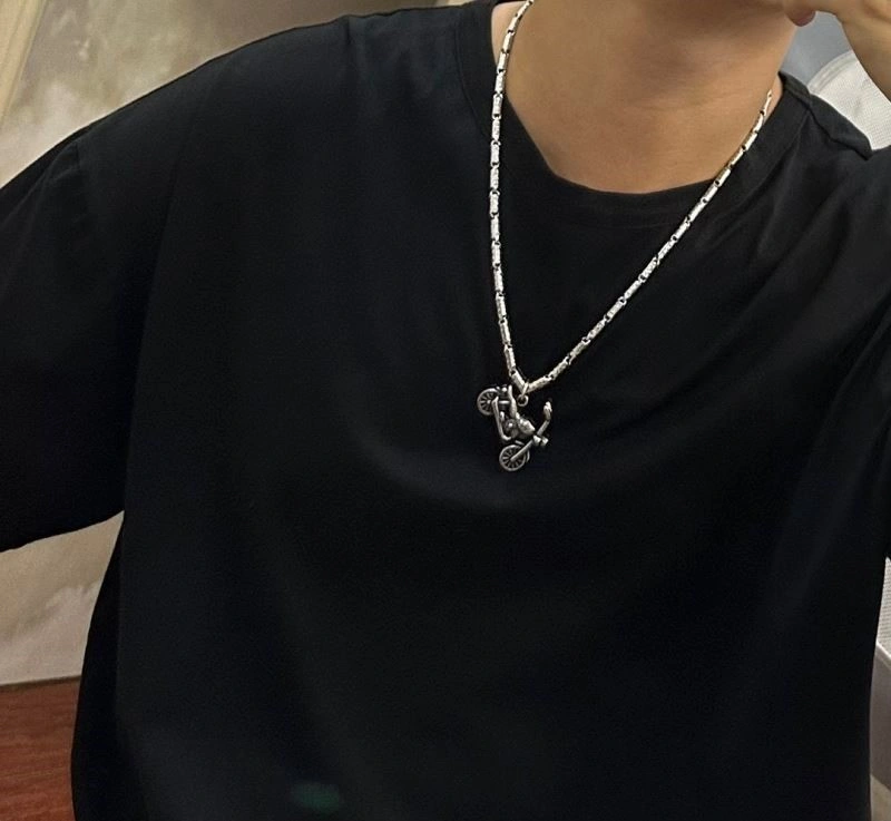 Minimalist Louis Vuitton Necklaces 248922