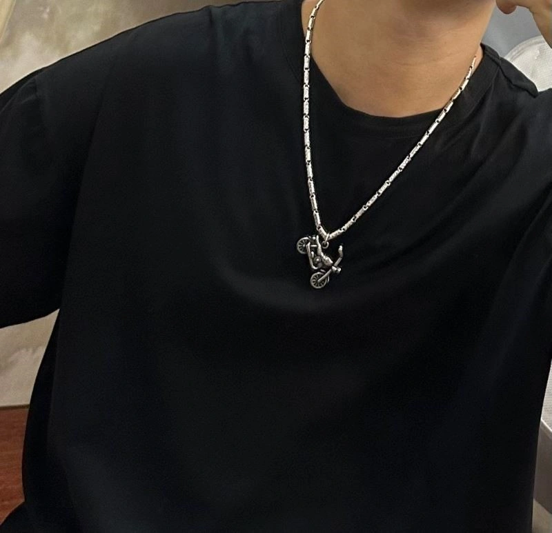Minimalist Louis Vuitton Necklaces 248922