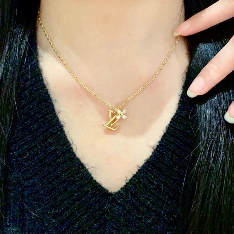 Compact Louis Vuitton Necklaces 248906