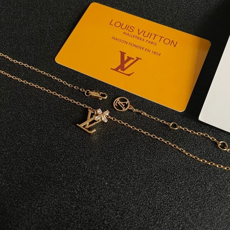 Compact Louis Vuitton Necklaces 248906