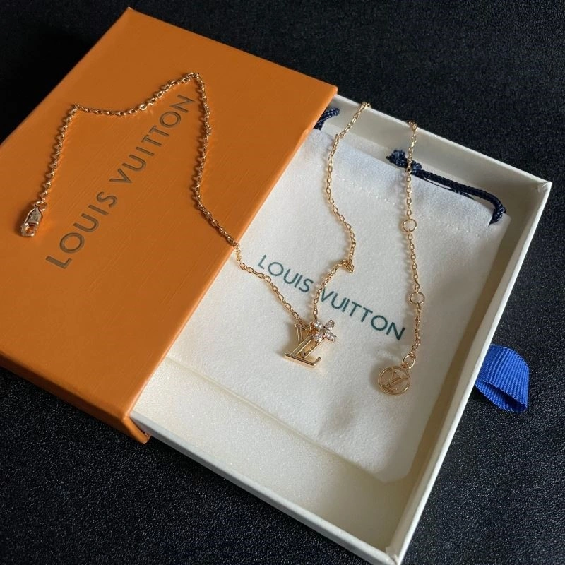 Compact Louis Vuitton Necklaces 248906