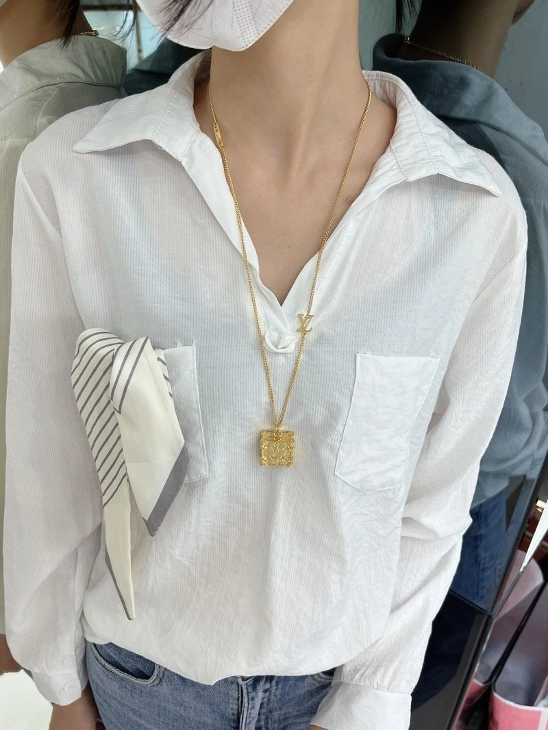 EyeCatching Louis Vuitton Necklaces 248866